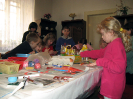Děti připravují velikonoční ozdoby na faře 2009.